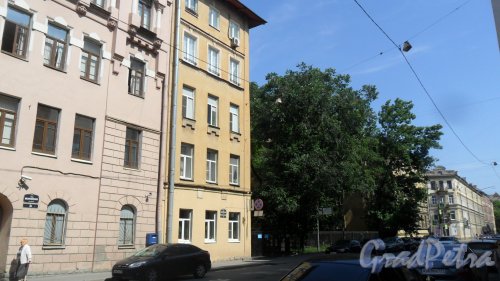 Улица Моисеенко, дом 4. 5-этажный жилой дом 1907 года постройки. 3 парадные, 25 квартир. Фото 25 июля 2016 года.