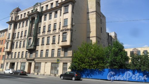 Улица Моисеенко, дом 10, литер А. Вид дома от Мытнинской улицы. Фото 25 июля 2016 года.