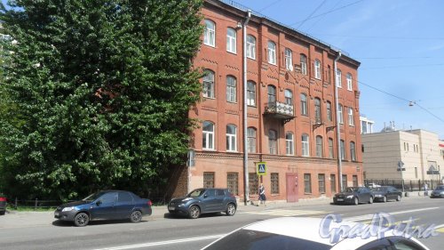 улица Моисеенко, дом 16, литера А. 4-этажный жилой дом 1877 года постройки. 1 парадная, 32 квартиры. Фото 25 июля 2016 года.