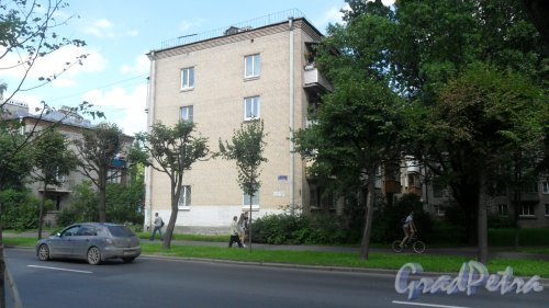 Пушкин, Ленинградская улица, дом 27. 4-этажный жилой дом 1960 года постройки. 2 парадные, 32 квартиры. Фото 10 августа 2016 года.