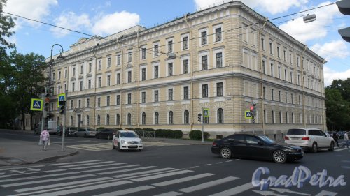 Пушкин, улица Оранжерейная, дом 24 / Пушкинская улица, дом 32. 4-этажное административное здание. Фото 10 августа 2016 года.