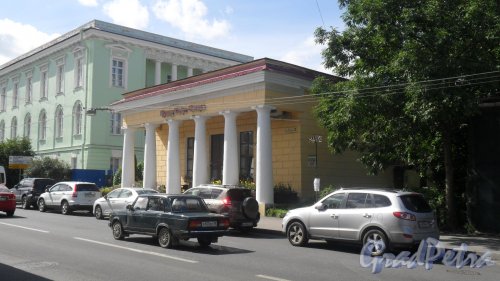Пушкин, улица Оранжерейная, дом 2. В здании расположены: ресторан «Флора», 748-28-98(заказ банкетов). Ресторан болгарской кухни «Ротонда». Фото 10 августа 2016 года.