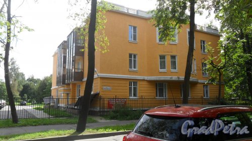 Пушкин, улица Новодеревенская, дом 3. 3-этажный жилой дом 2013 года постройки. Фото 10 августа 2016 года.