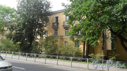 Пушкин, улица Широкая, дом 12. 3-этажный жилой дом 1956 года постройки. 3 парадные, 18 квартир. Фото 10 августа 2016 года.