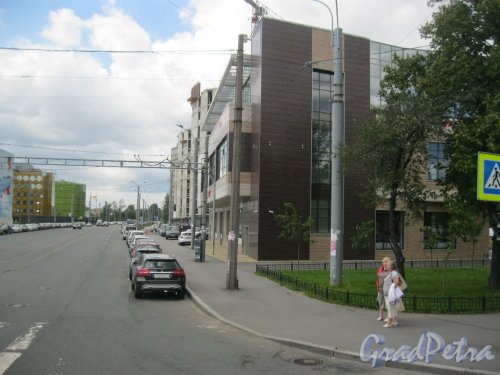 ул. Жукова, дом 1, корпус 2 (справа) и общий вид ул. Жукова с Пискарёвского пр. Фото 9 августа 2016 г.