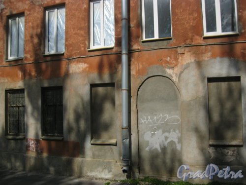 ул. Жукова, дом 7, литреа В. Фрагмент фасада здания. Фото 9 августа 2016 г.