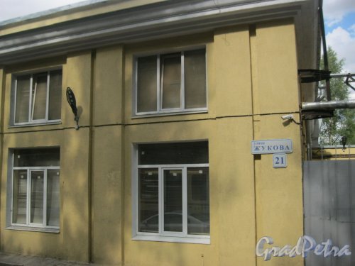 ул. Жукова, дом 21. Фрагмент фасада здания. Фото 9 августа 2016 г.