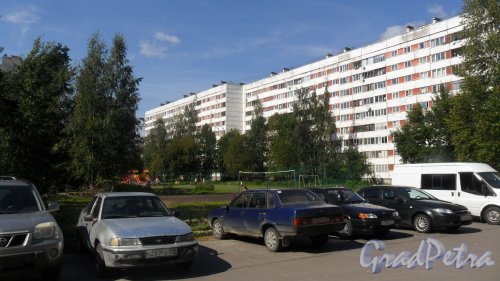 Всеволожск, Ленинградская улица, дом 21, корпуса 1(слева) и 2(справа). Вид зданий со двора. Фото 23 августа 2016 года.