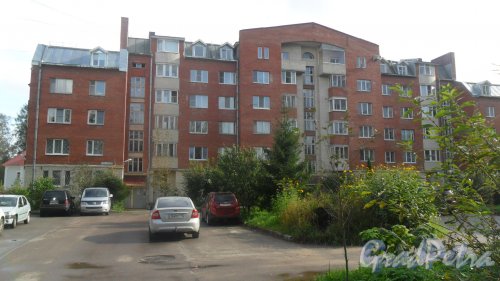 Всеволожск, улица Советская, дом 28. 4-5-6-этажный жилой дом 2000 года постройки. 3 парадные, 67 квартир. Фото 11 сентября 2016 года.