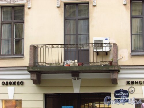 улица Жуковского, дом 23. Центральный балкон на фасаде здания. Фото 21 октября 2016 года.