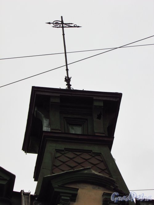 улица Жуковского, дом 7-9. Бельведер и флюгер в правой части доходного дома В. П. Брискорна. Фото 21 октября 2016 года.