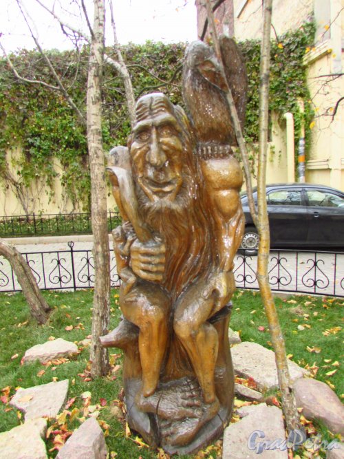 улица Жуковского, дом 4. Деревянная скульптура «Старик с вороном» на детсклй площадке. Фото 21 октября 2016 года.