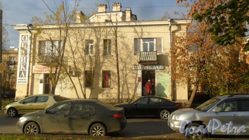 Улица Елецкая, дом 11 / Костромской проспект, дом 25. 2-этажный жилой дом 1948 года постройки. 1 парадная, 6 квартир. Фото 23 октября 2016 года.