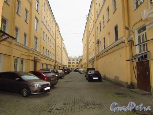 Общий вид двора между домом 15 по 2-й Советской улице и домом 128 по Невскому проспекту. Фото 17 октября 2016 года.