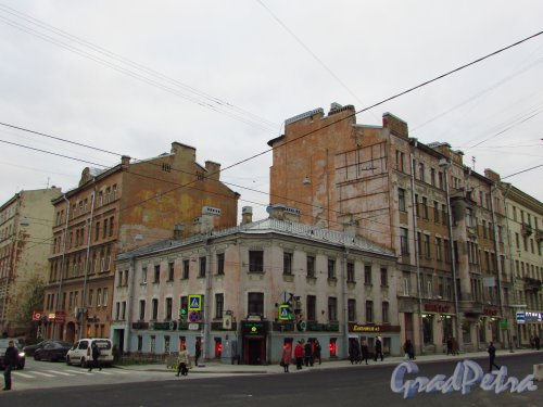 3-я Советская улица, дом 18 / Суворовский проспект, дом 6. Общий вид участка. Фото 17 октября 2016 года.