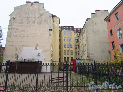 6-я Советская улица, дом 29, литера А. Вид на брандмауэры здания и внутренний двор со стороны Дегтярной улицы. Фото 17 октября 2016 года.