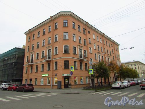Дегтярная улица, дом 20 / 6-я Советская улица, дом 25. Общий вид здания. Фото 17 октября 2016 года.