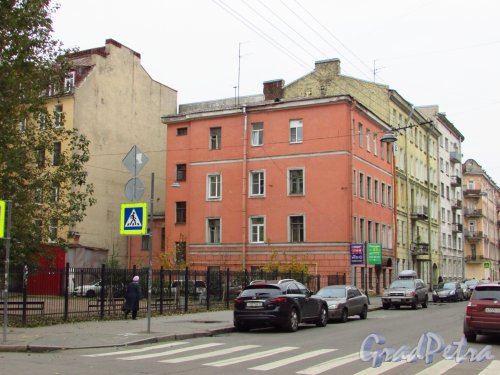 Дегтярная улица, дом 15. Общий вид здания со стороны 6-й Советской улицы. Фото 17 октября 2016 года.