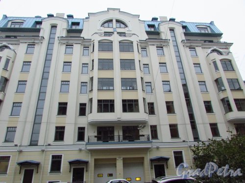 4-я Советская улица, дом 9. Центральная часть фасада здания. Фото 17 октября 2016 года.