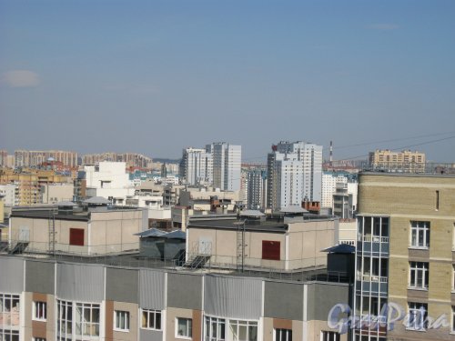 Туристская ул., дома 22 (в центре фото). Общий вид с крыши дома 2 по Лыжному пер. Фото 18 апреля 2014 г.