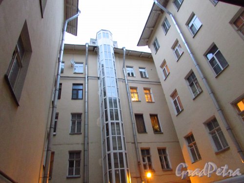 4-я Советская улица, дом 3а, литера А. Новая шахта лифта в дворовом флигеле. Фото 17 октября 2016 года.