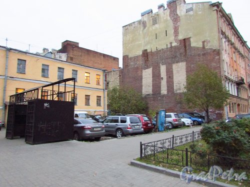 3-я Советская улица, дом 2. Общий вид правой части участка. Фото 17 октября 2016 года.