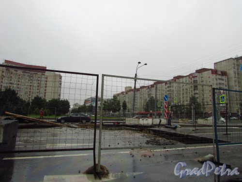 Замена труб на перекрёстке Уральской улицы и Наличной улицы, через неделю после укладки на этом участке нового асфальта. Фото 8 июля 2016 года.