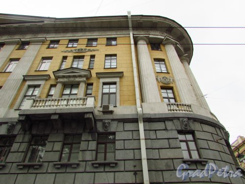 Большая Монетная улица, дом 13 / Каменноостровский проспект, дом 19. Угловая часть здания. Фото 8 июля 2016 года.