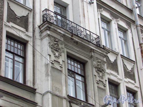 улица Мира, дом 10 / Каменноостровский пр., д. 20. Маскароны и решётка балкона со стороны улицы Мира. Фото 8 июля 2016 года.