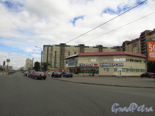 улица Маршала Казакова, дом 36. Общий вид торгового комплекса «Зевс». Фото 9 июля 2016 года.