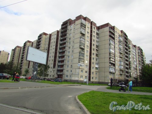 улица Маршала Казакова, дом 28, корп. 1. Общий вид жилого дома. Фото 9 июля 2016 года.