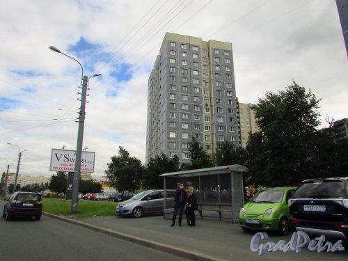 улица Маршала Казакова, дом 22, корп. 1. Общий вид здания и остановка общественного транспорта у жилого дома. Фото 9 июля 2016 года.