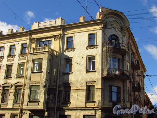 Большая Монетная улица, дом 11. Угловая часть здания со стороны Каменноостровского проспекта. Фото 8 сентября 2016 года.