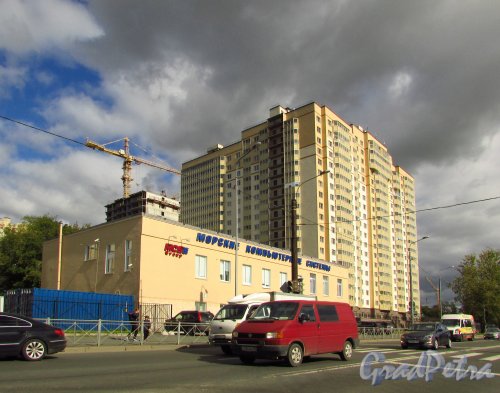 улица Бабушкина, дом 80 и построенный корпус жилого комплекса «Невская Звезда». Фото 8 сентября 2016 года.