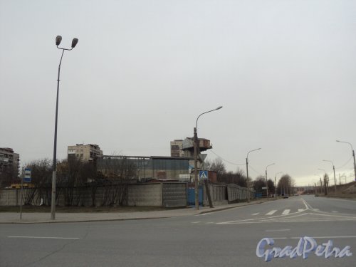 Перспектива Гранитной улицы от Малоохтинского проспекта в сторону Дальневосточного проспекта. Фото 12 апреля 2011 года.
