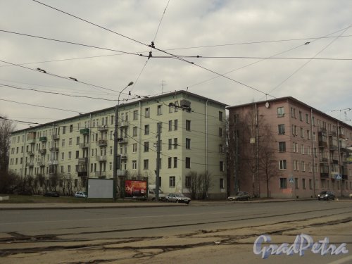 Гранитная улица, дом 18 (слева) и Новочеркасский проспект, дом 61. Фото 12 апреля 2011 года.