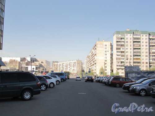 Перспектива улицы Джона Рида от улицы Бадаева в сторону проспекта Пятилеток. Фото 15 мая 2012 года.