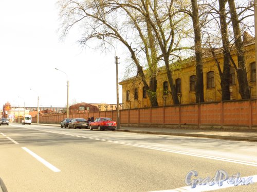 Железноводская улица, дом 3. Общий вид территории в/ч 2438 Погранслужбы РФ вдоль Уральской улицы. Фото 9 мая 2013 года.