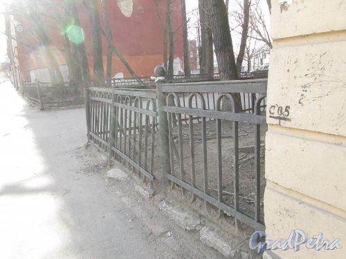 Ограда сквера между домом 5 и домом 7 по Железноводской улице. Фото 30 апреля 2012 года.
