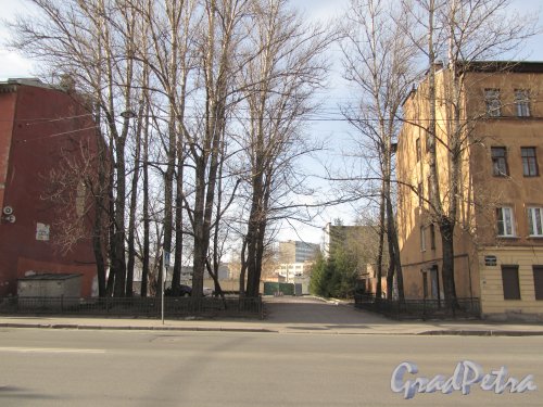 Участок между домом 5 и домом 7 по Железноводской улице. Фото 30 апреля 2012 года.