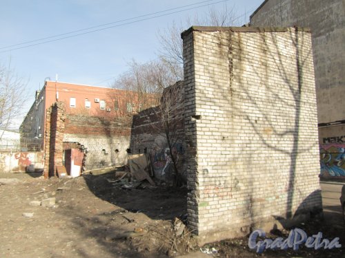 Железноводская улица, дом 5. Развалины дворового флигеля. Фото 30 апреля 2012 года.