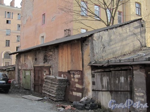 Частный гараж между домами № 9 и № 13 (на участке уничтоженного лицевого дома № 11). Фото 30 апреля 2012 года.