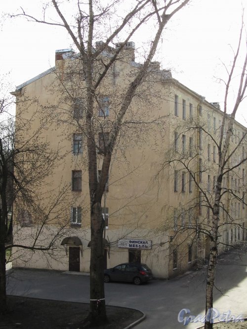 Железноводская улица, дом 12, литера Б. Торец здания со стороны дома №10. Фото 30 апреля 2012 года.