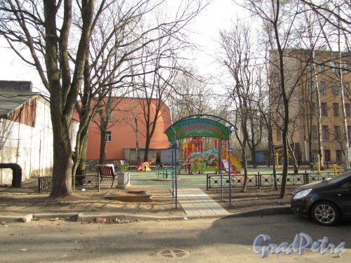 Железноводская улица, дом 20. Реконструированная детская площадка «Золотой ключик» во дворе жилого дома. Фото 30 апреля 2012 года.