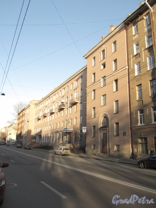 Железноводская улица, дом 26-28. Общий вид здания. Фото 30 апреля 2012 года.