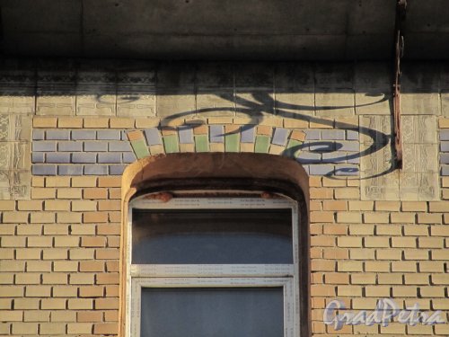 Железноводская улица, дом 30. Фрагмент фасада. Фото 30 апреля 2012 года.