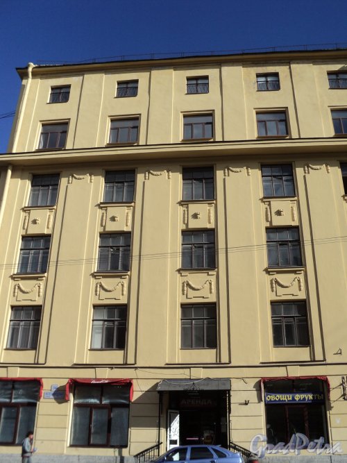 Железноводская улица, дом 34 (литера Б). Фрагмент фасада здания и вход в магазин «Продукты». Фото 4 июня 2010 года.