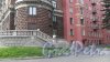 Улица Сердобольская, дом 1. Угловая часть здания в сторону улицы Сердобольская и железнодорожной платформы Ланская. Табличка с номером дома. Фото 21 мая 2017 года.