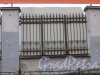 Социалистическая улица, дом 21. Фрагмент ограды фабрики имени Крупской. Фото 10 ноября 2017 года.