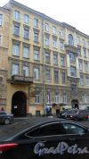 Улица Бронницкая, дом 7. 6-этажный жилой дом 1903 года постройки. Год проведения реконструкции 1985. 3 парадные, 80 квартир. Фото 13 ноября 2017 года.